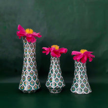 Carica l'immagine nel visualizzatore di Gallery, Flower vase footed cone 'Green Peacock Feathers'