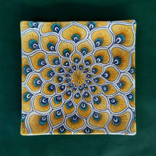 Carica l&#39;immagine nel visualizzatore di Gallery, Square Dish &#39;Yellow Peacock Feathers&#39;
